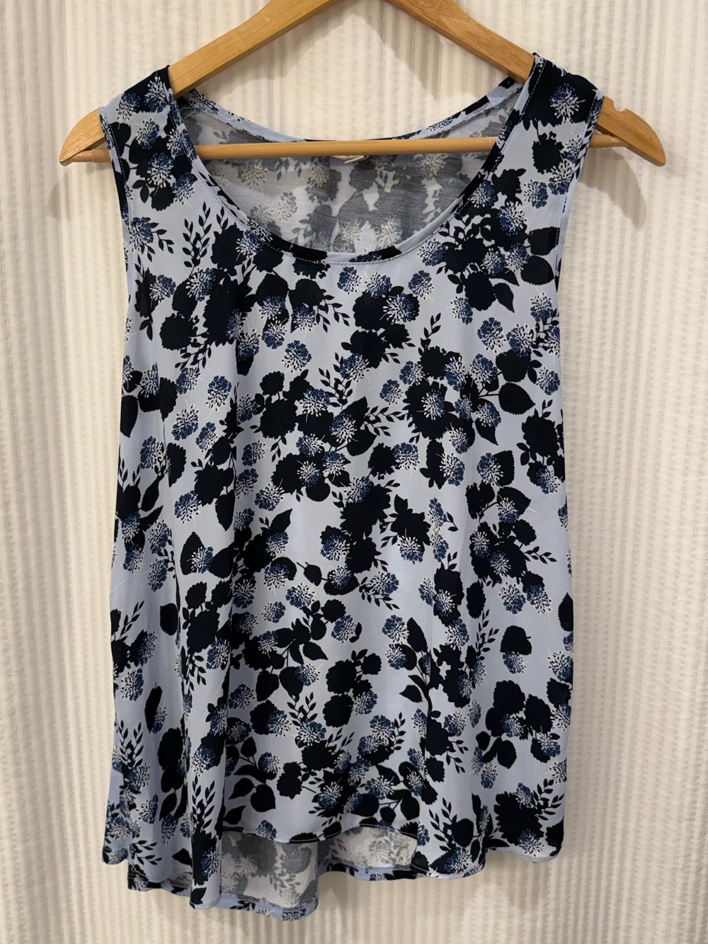 Loft Women’s  Light Blue Floral Sleeveless Top